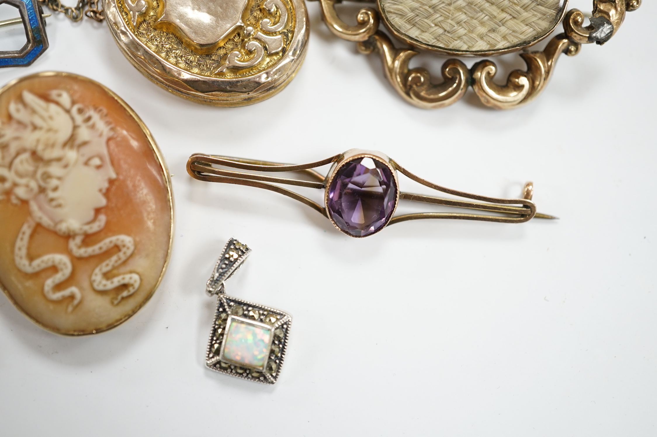 Three antique brooches, including a mourning brooch and a group of assorted jewellery including a 'Remember' locket, a 9ct mounted oval cameo shell brooch and a George V small silver and enamel buckle brooch by Charles H